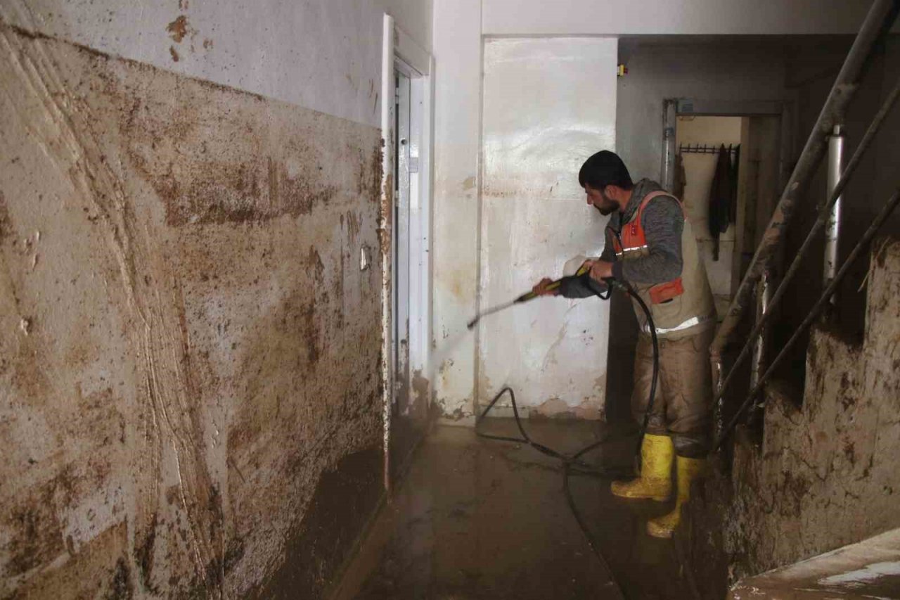 Haliliye’de temizlik çalışmaları gece gündüz sürüyor