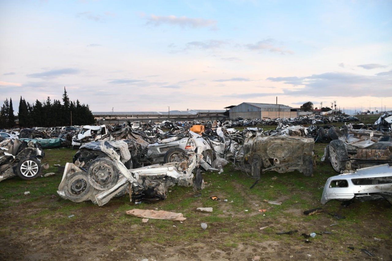 Depremde enkazda kalan araçlar tanınmaz hale geldi