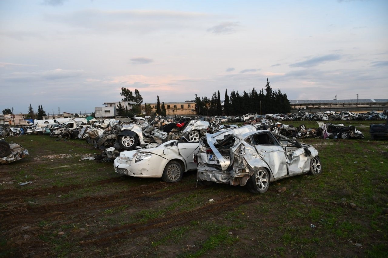 Depremde enkazda kalan araçlar tanınmaz hale geldi