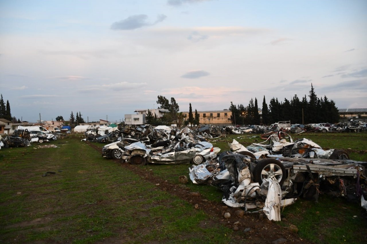 Depremde enkazda kalan araçlar tanınmaz hale geldi