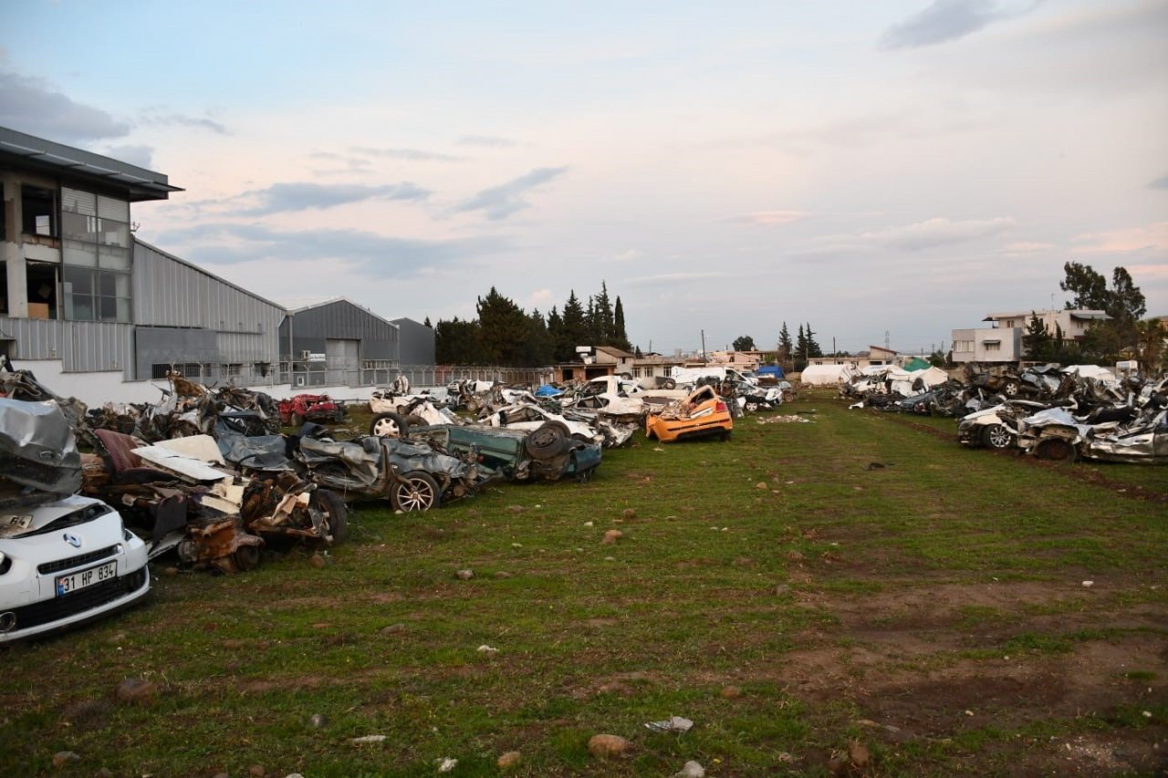 Depremde enkazda kalan araçlar tanınmaz hale geldi