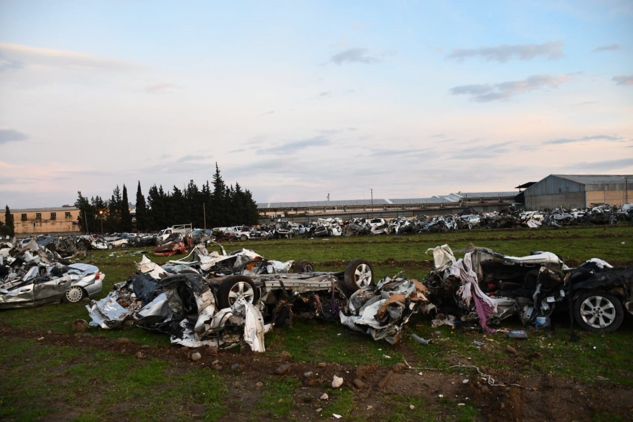 Depremde enkazda kalan araçlar tanınmaz hale geldi