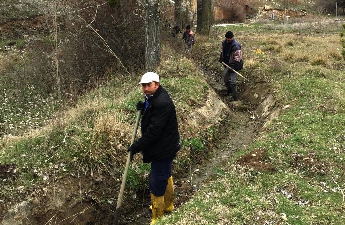 Hisarcık’ta sulama kanalı temizliği