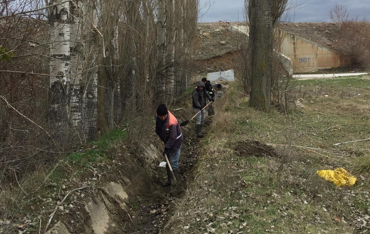 Hisarcık’ta sulama kanalı temizliği