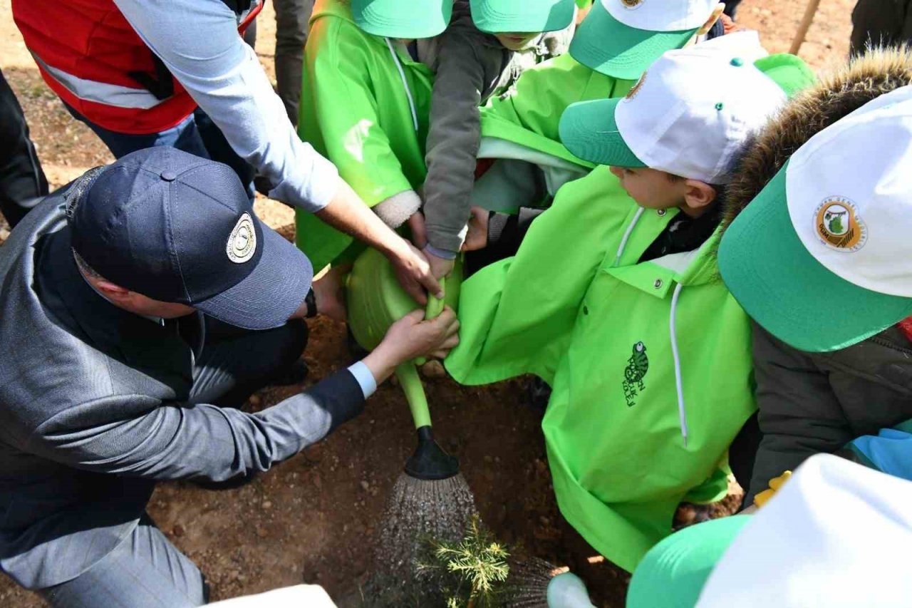 Isparta’da deprem şehitleri anısına 400 fidan toprakla buluşturuldu