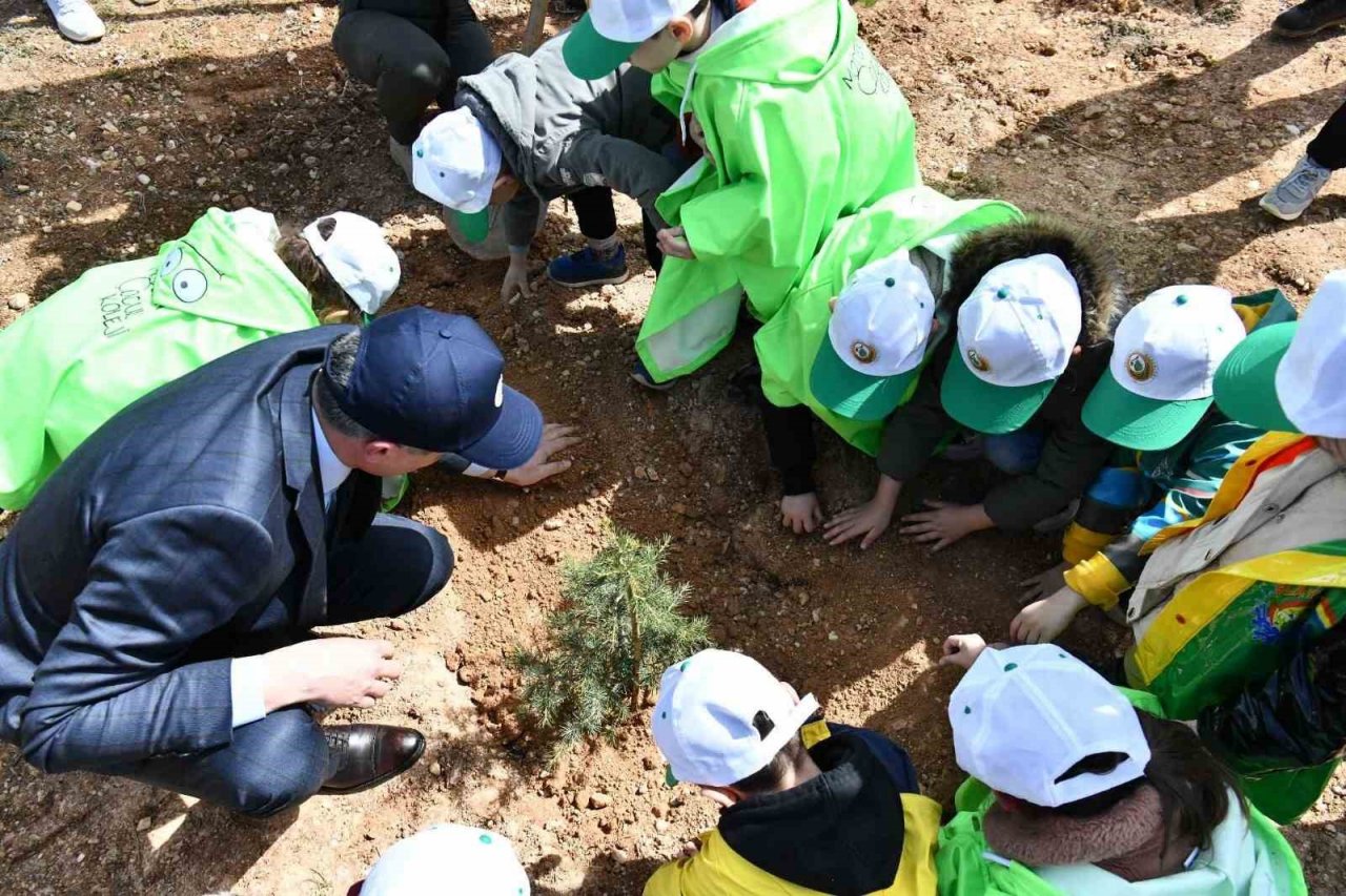 Isparta’da deprem şehitleri anısına 400 fidan toprakla buluşturuldu