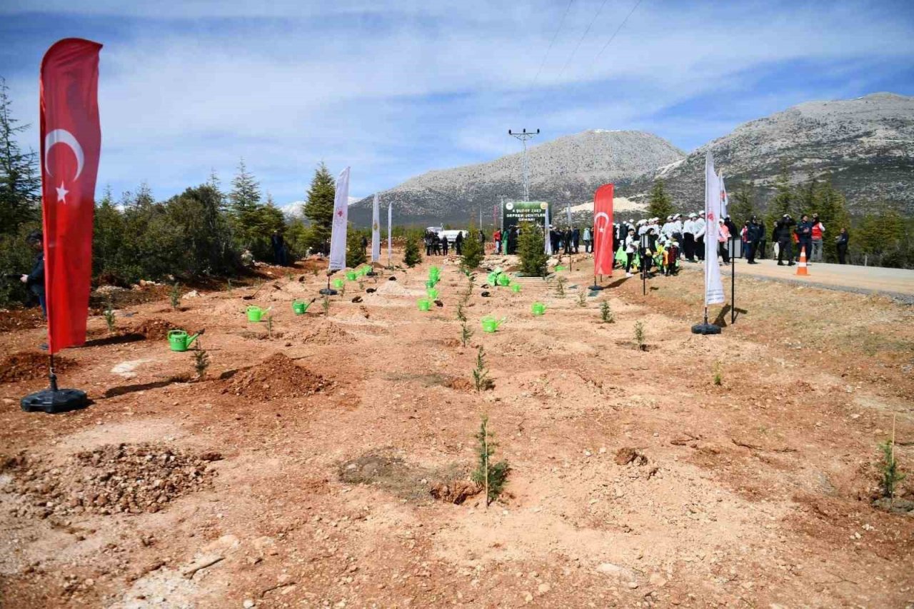 Isparta’da deprem şehitleri anısına 400 fidan toprakla buluşturuldu