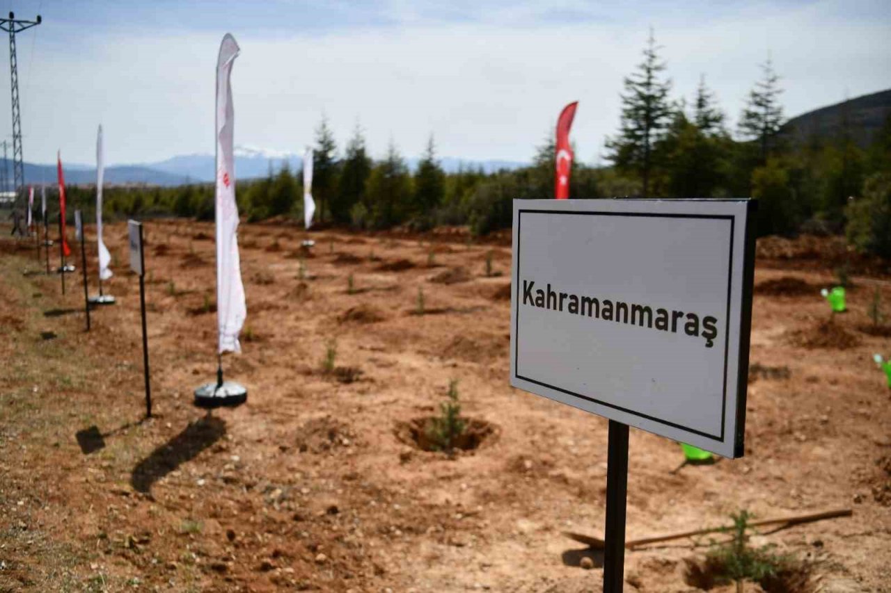 Isparta’da deprem şehitleri anısına 400 fidan toprakla buluşturuldu