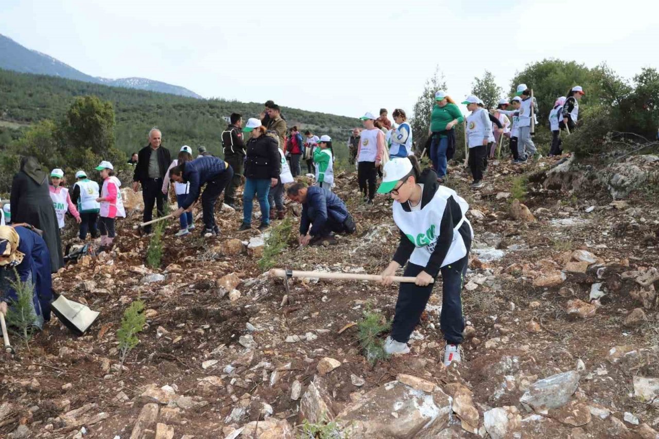 Denizli’de Deprem Şehitleri Hatıra Ormanında ilk fidanlar toprakla buluştu
