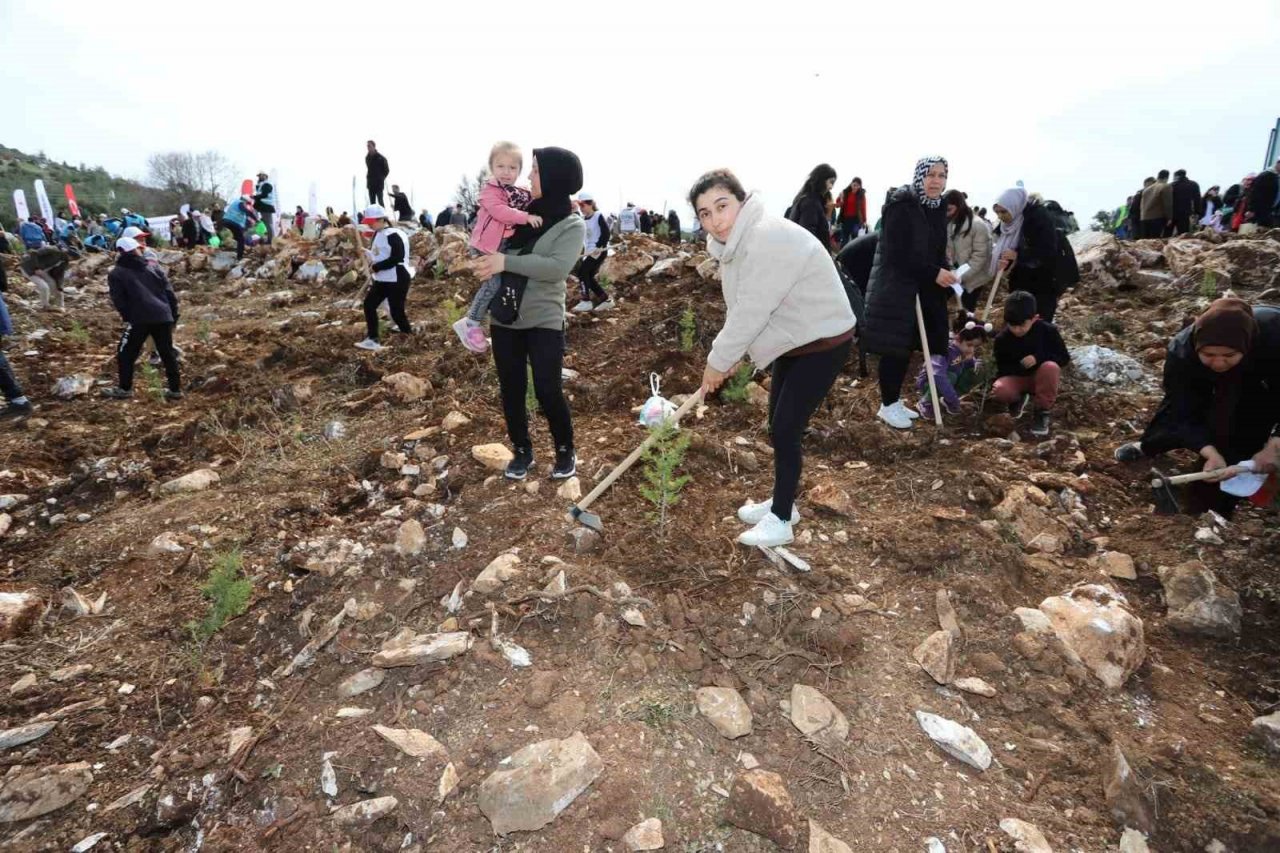 Denizli’de Deprem Şehitleri Hatıra Ormanında ilk fidanlar toprakla buluştu