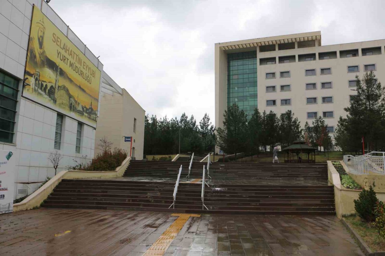 Asrın felaketini bu sözlerle anlattı: "Deprem o kadar şiddetliydi ki kapıdan beni içeri fırlattı"