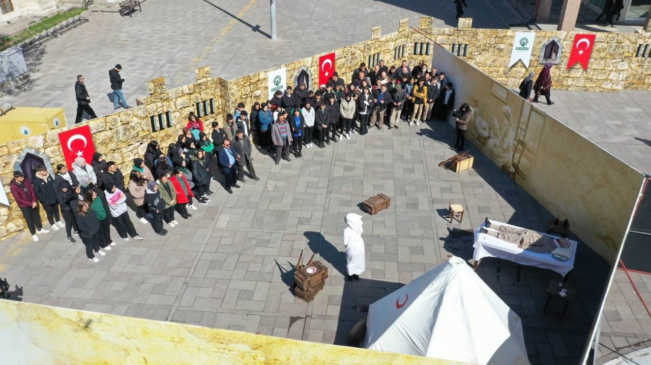 Karatay’ın “Bir Destandır Çanakkale” tiyatro gösterisi yoğun ilgi görüyor