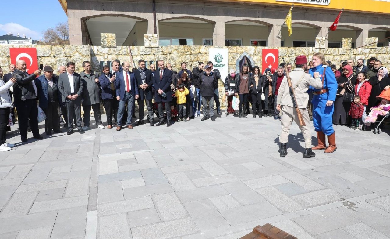 Karatay’ın “Bir Destandır Çanakkale” tiyatro gösterisi yoğun ilgi görüyor