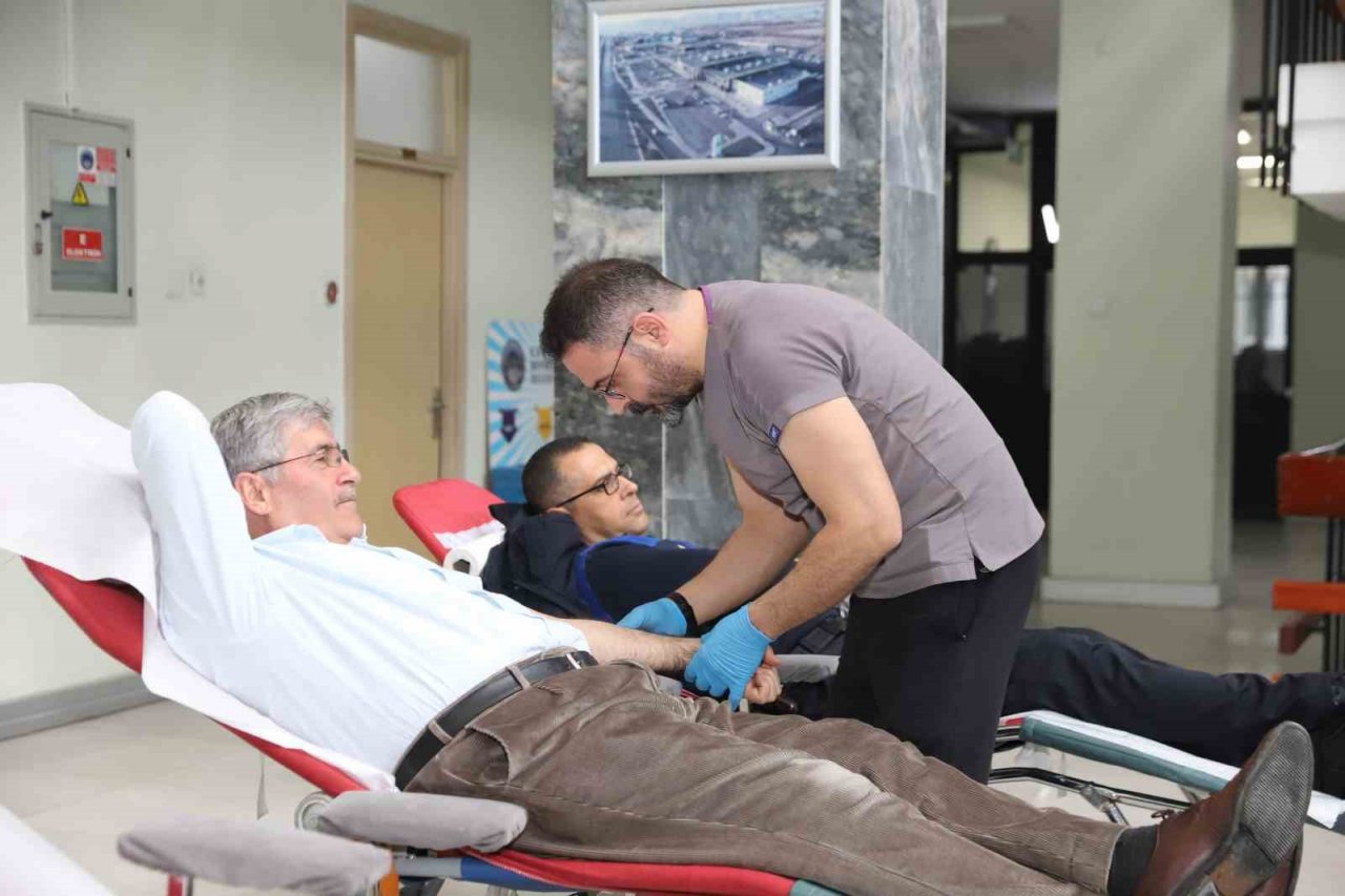 Büyükşehir personelinden kan bağışı