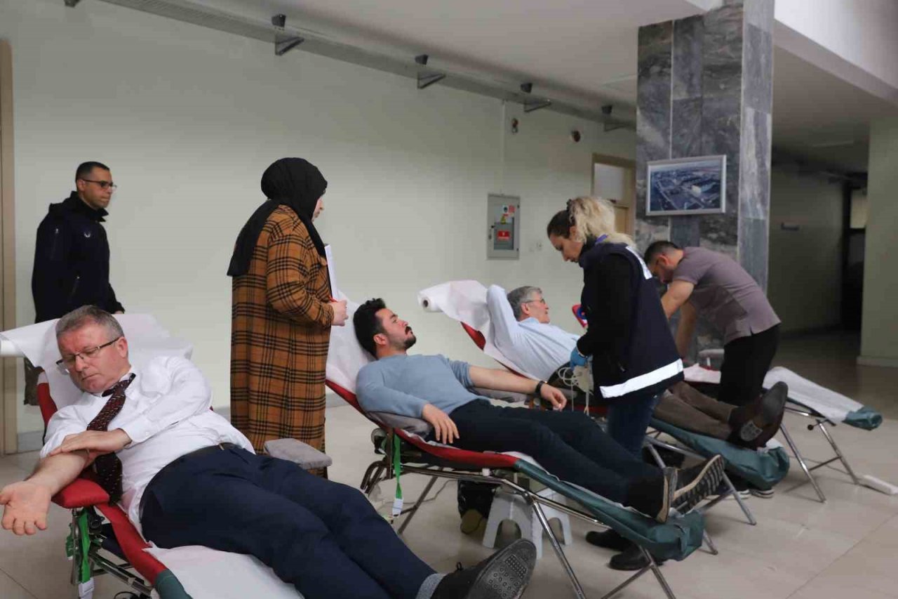 Büyükşehir personelinden kan bağışı