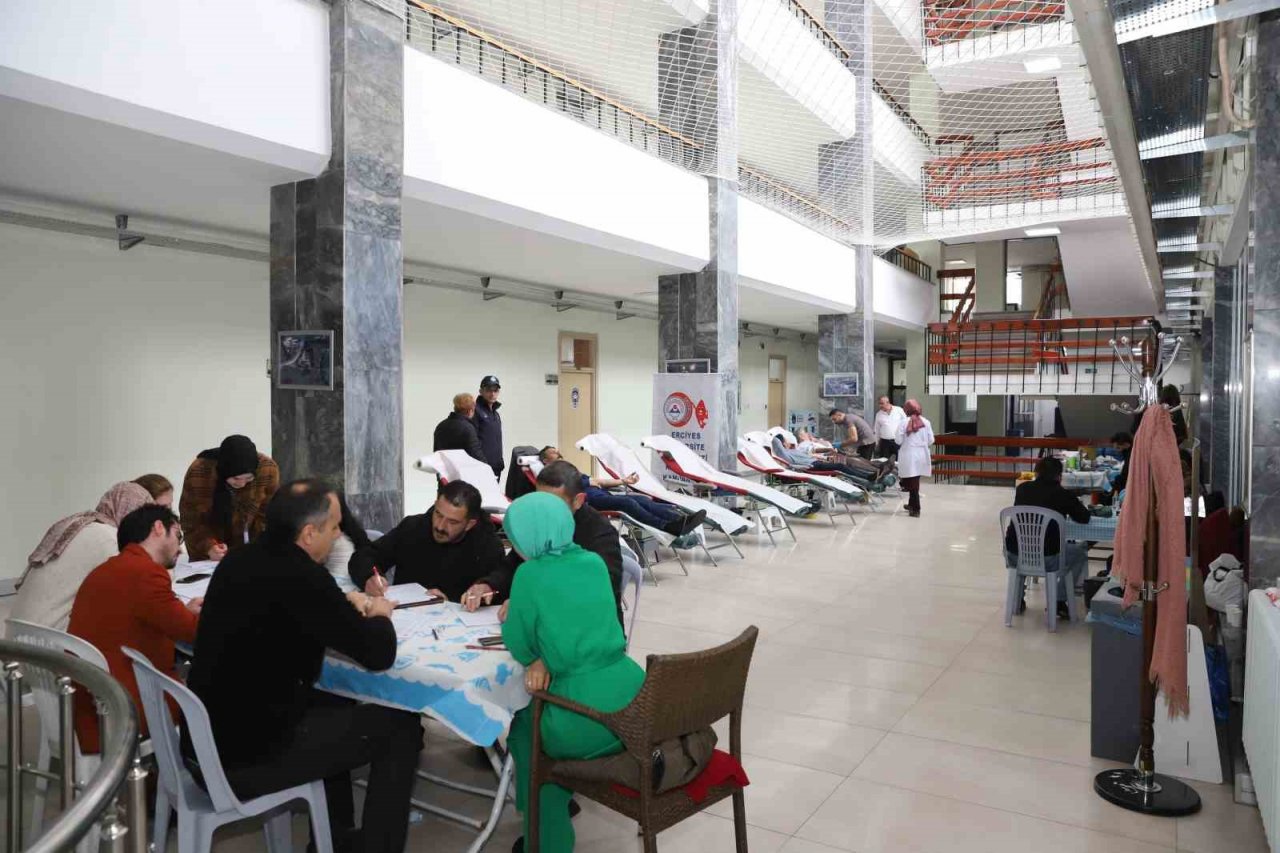 Büyükşehir personelinden kan bağışı