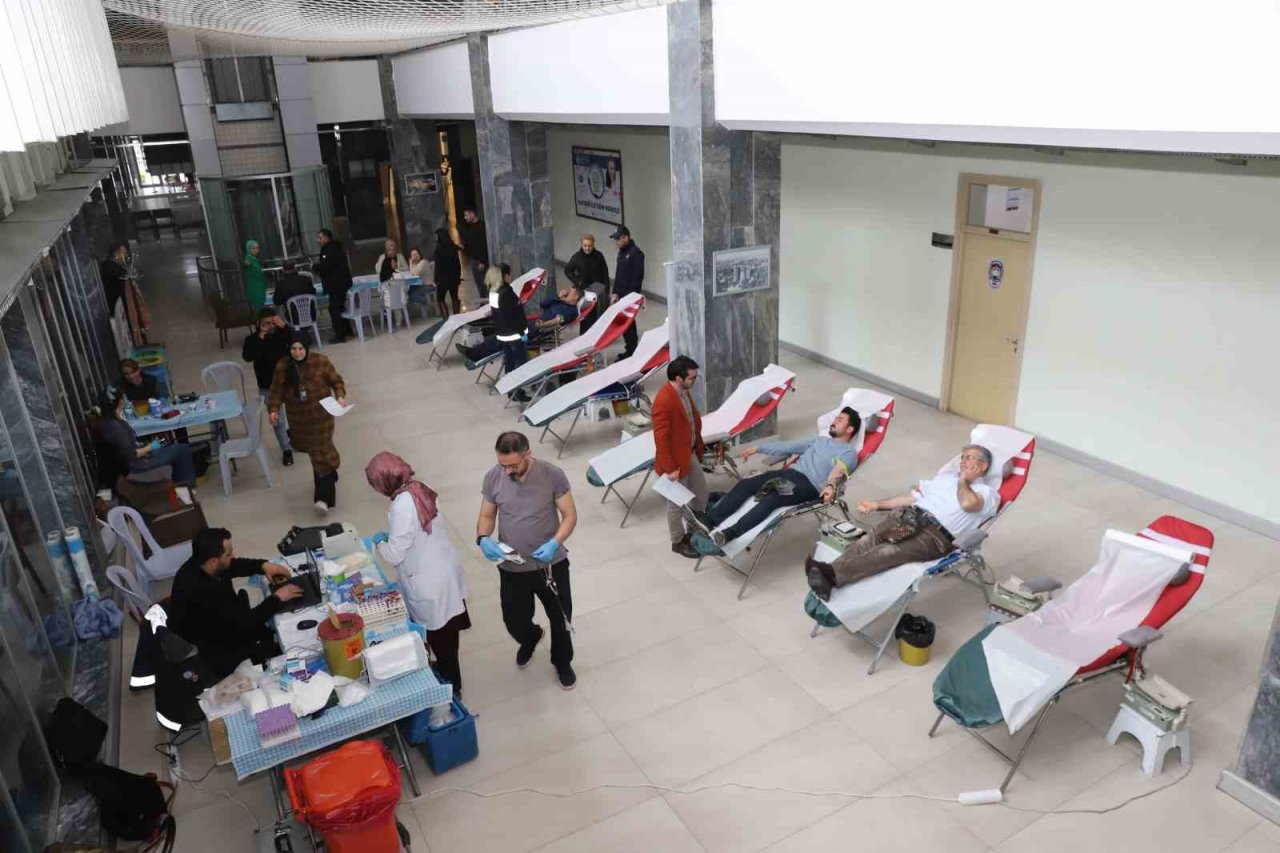 Büyükşehir personelinden kan bağışı