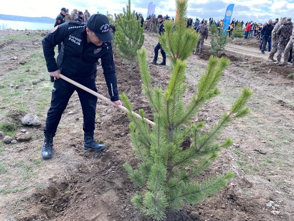 Bu sefer fidanlar deprem şehitleri için dikildi