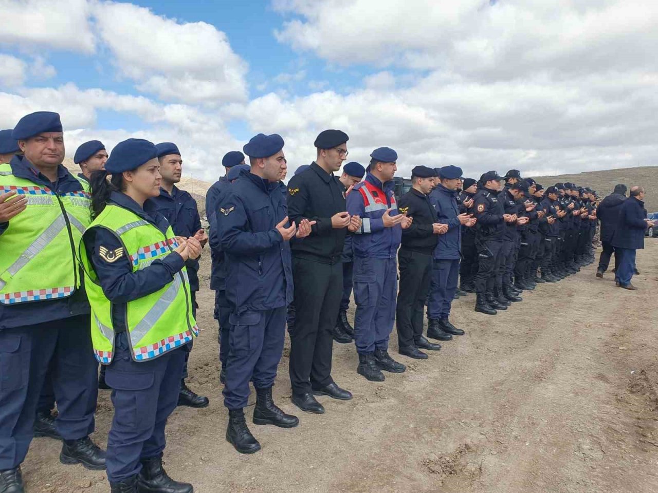 Bu sefer fidanlar deprem şehitleri için dikildi