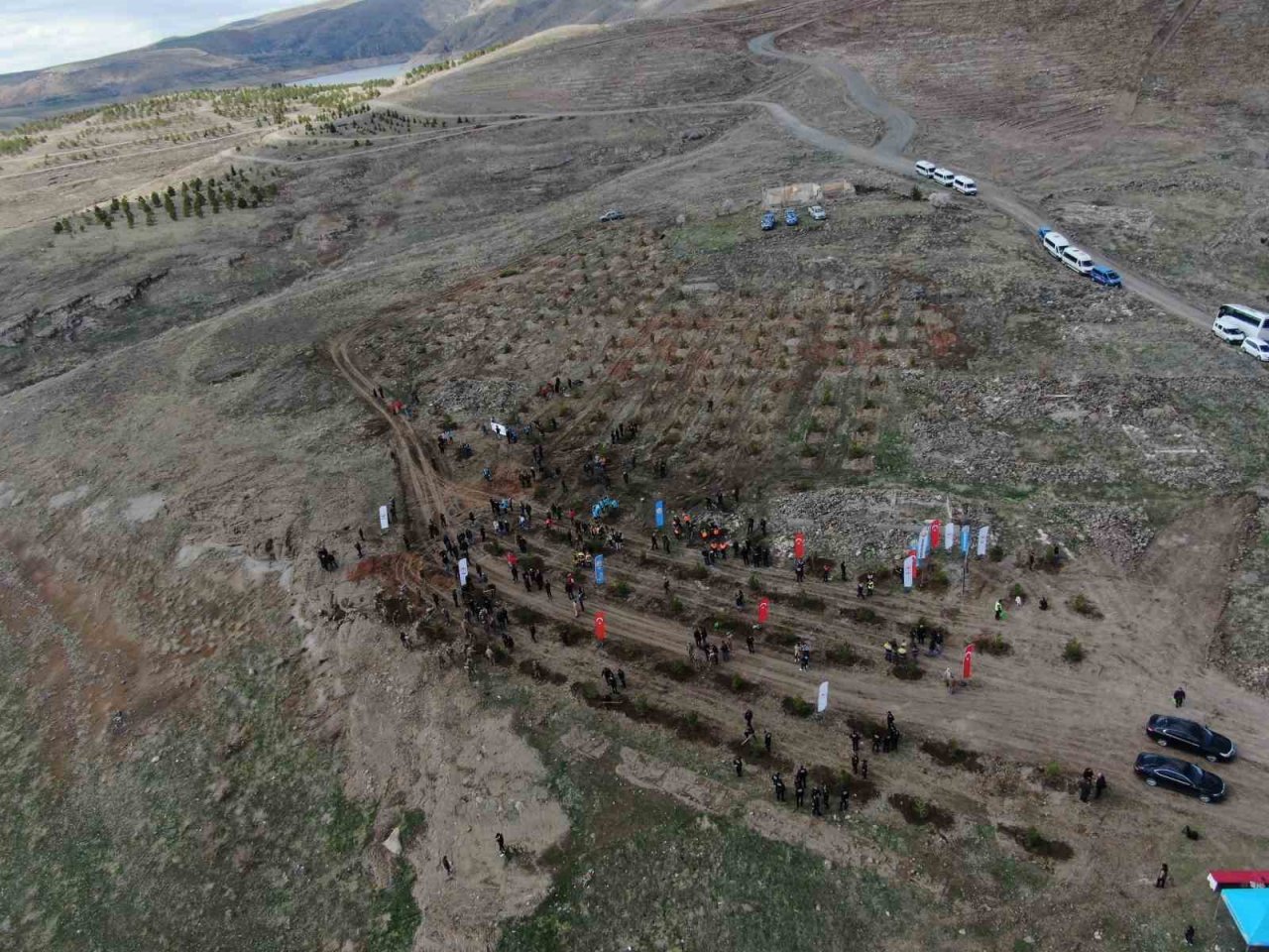 Bu sefer fidanlar deprem şehitleri için dikildi