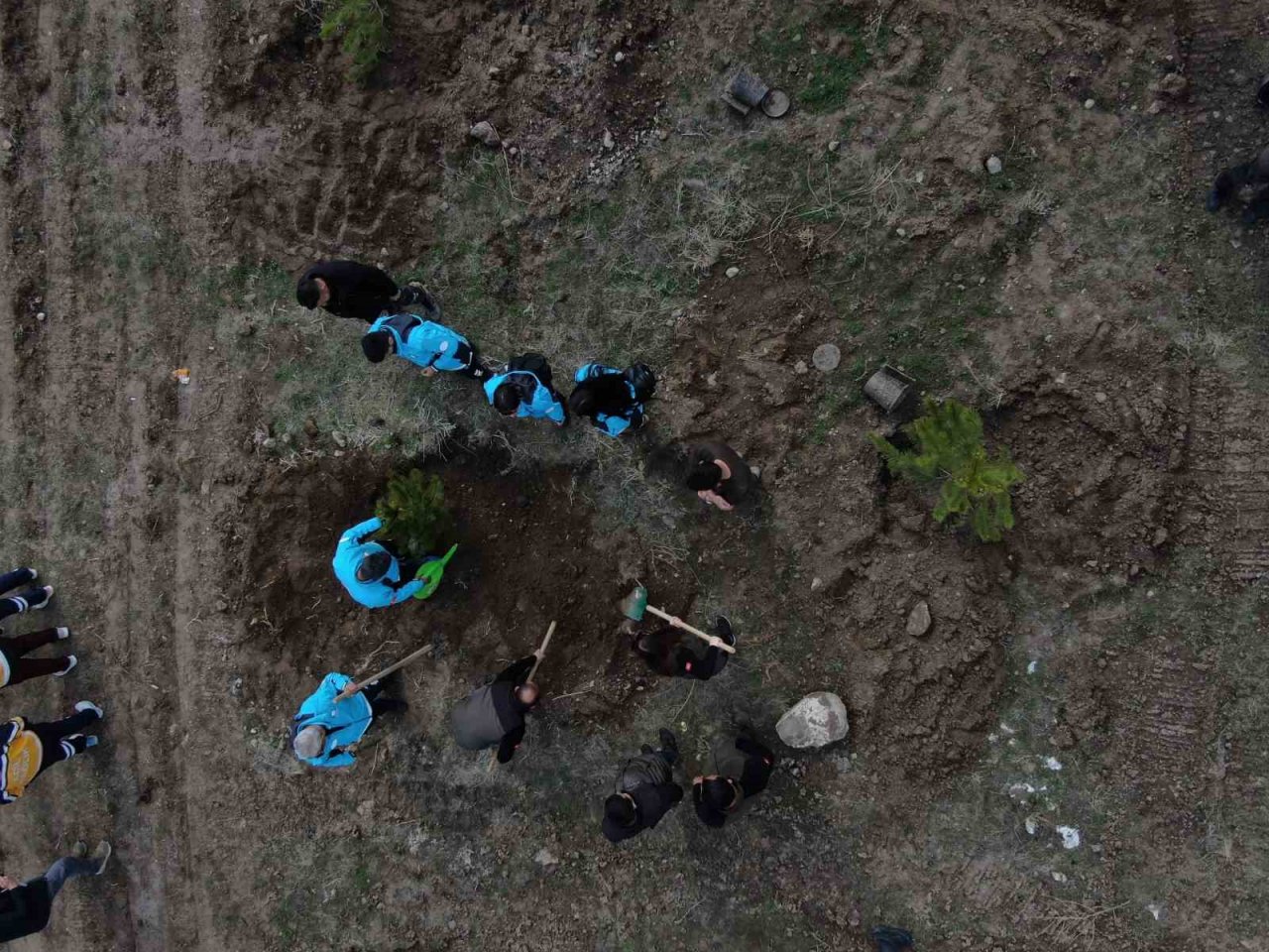 Bu sefer fidanlar deprem şehitleri için dikildi