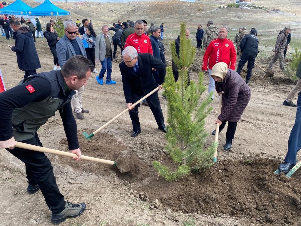 Bu sefer fidanlar deprem şehitleri için dikildi