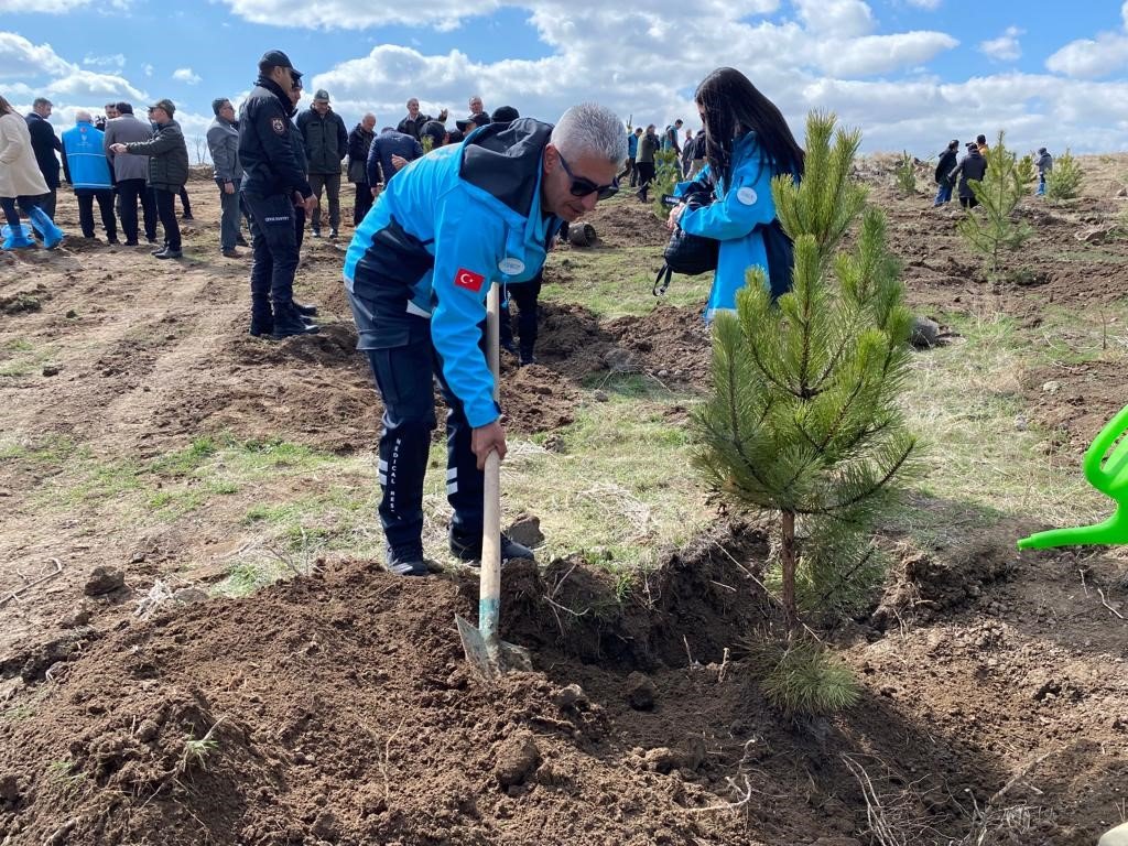 Bu sefer fidanlar deprem şehitleri için dikildi