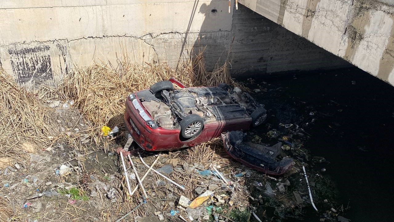 Kanala uçan otomobilden burunları kanamadan çıktılar