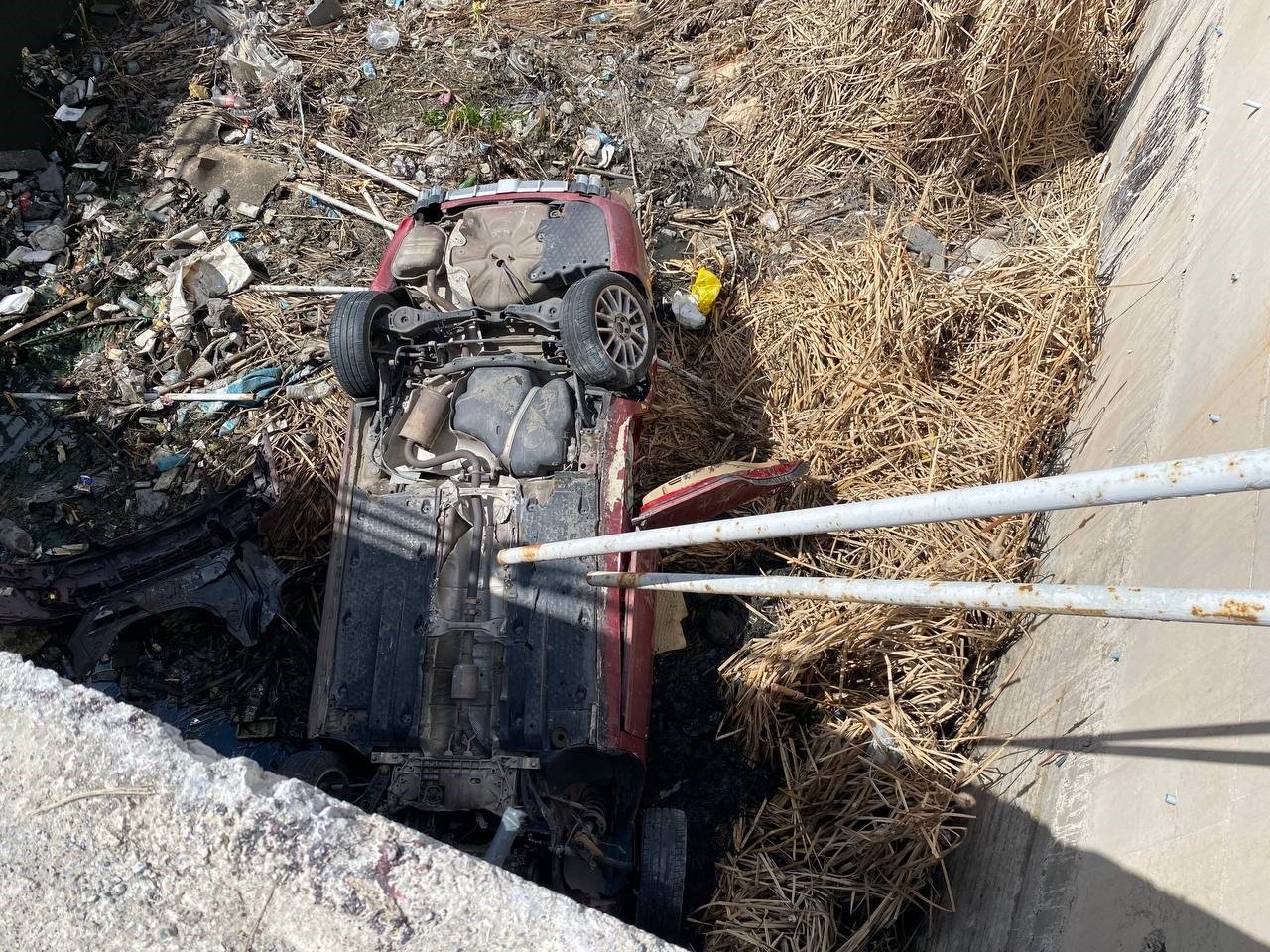 Kanala uçan otomobilden burunları kanamadan çıktılar