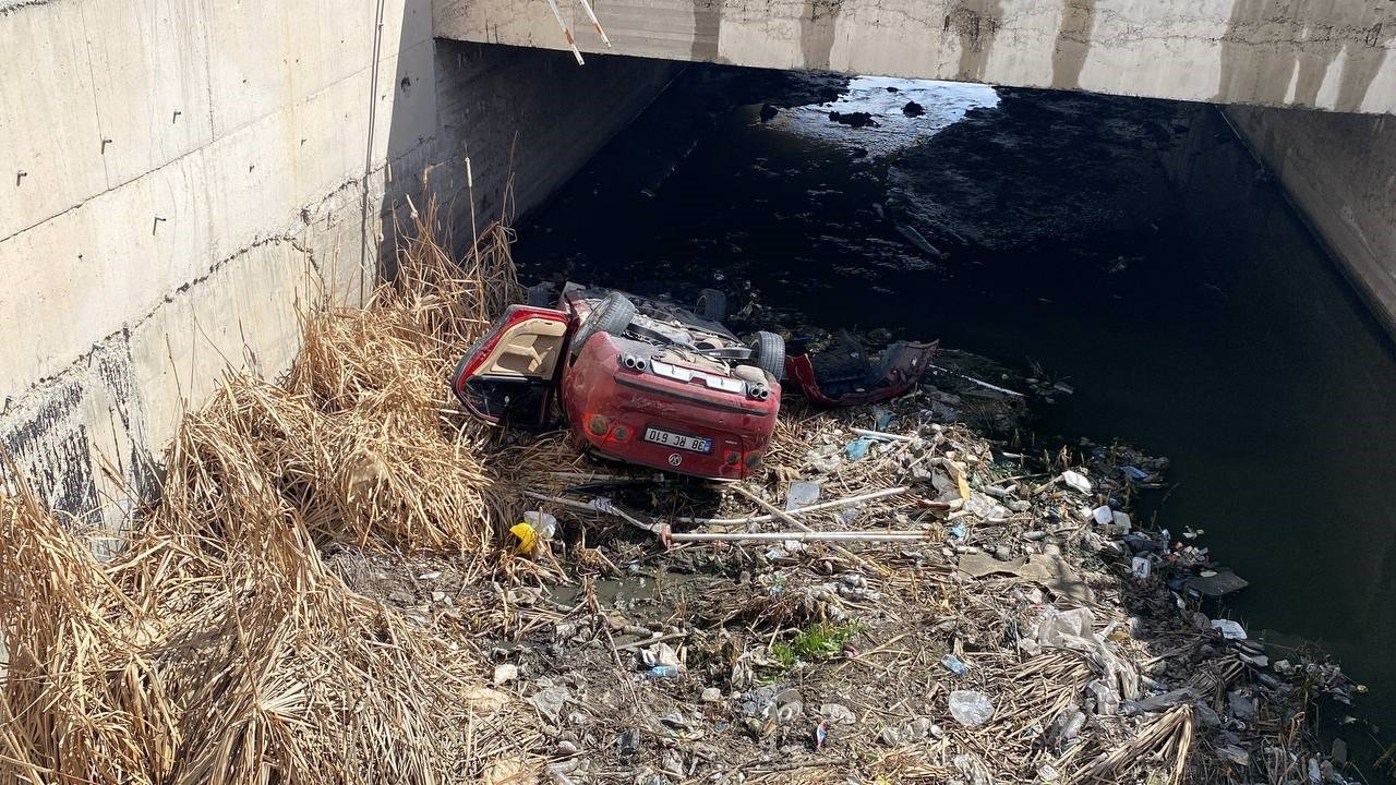 Kanala uçan otomobilden burunları kanamadan çıktılar