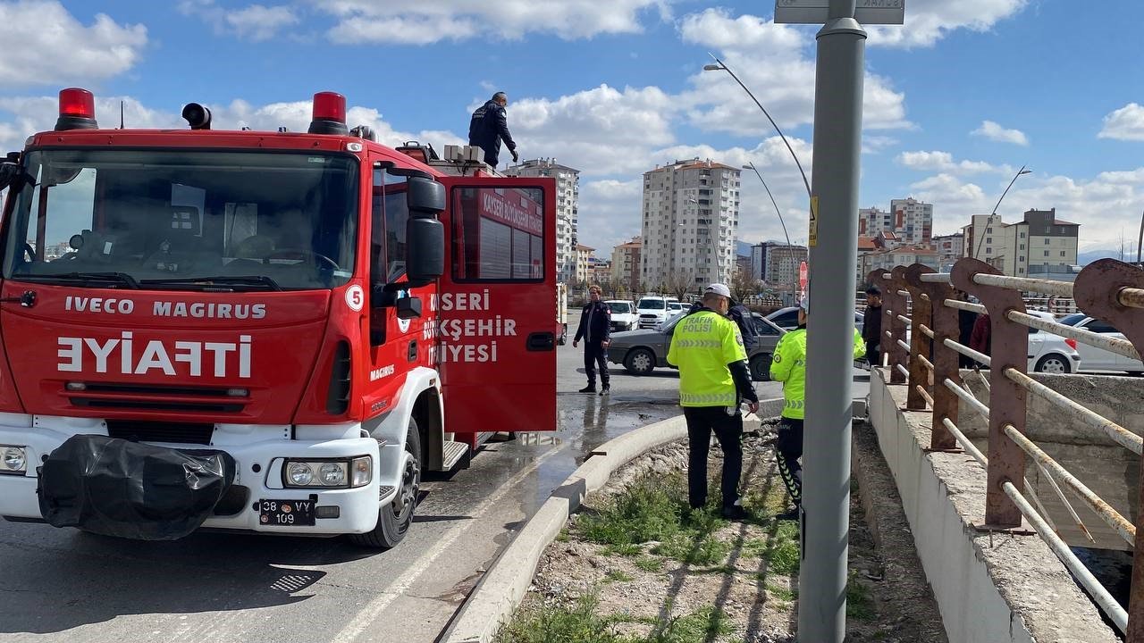Kanala uçan otomobilden burunları kanamadan çıktılar