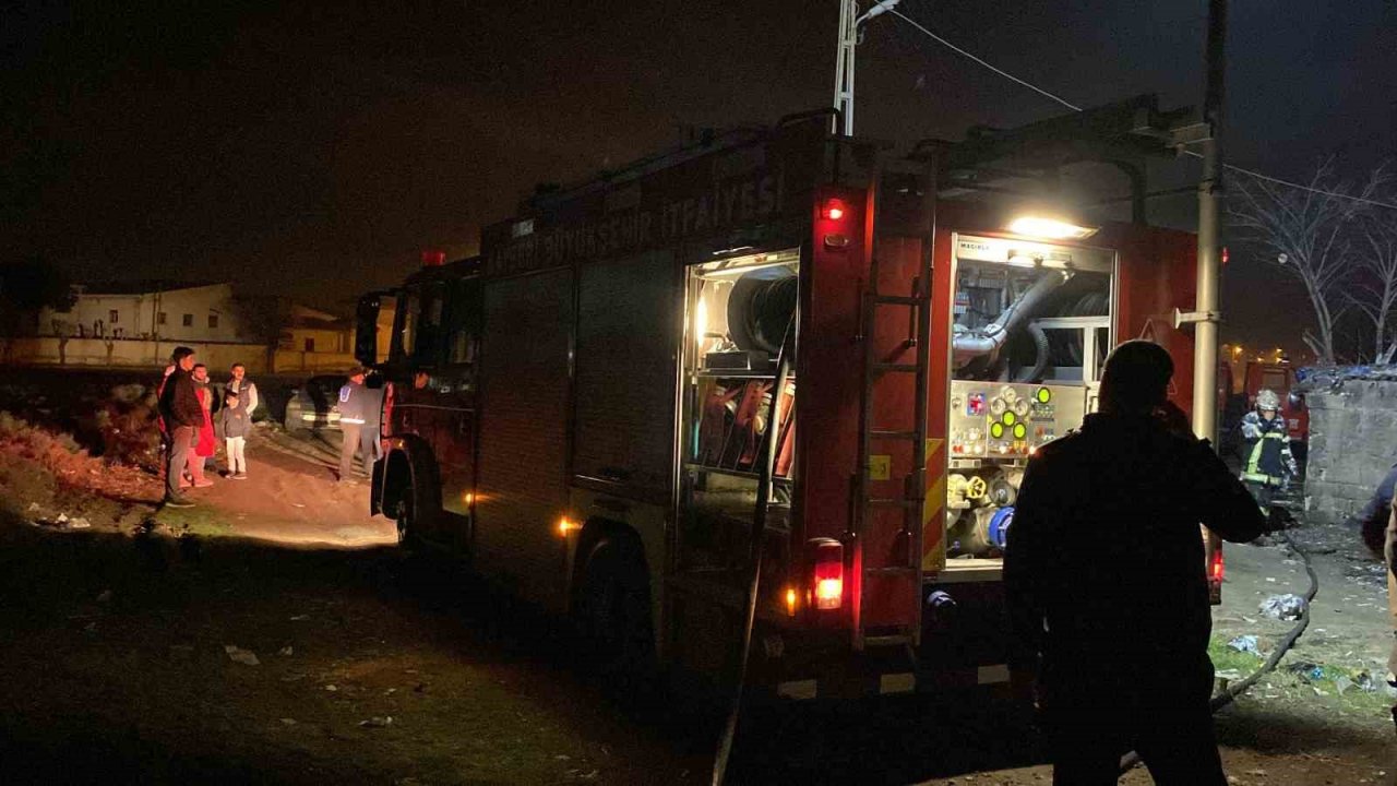 Müstakil evin ahırında çıkan yangın söndürüldü