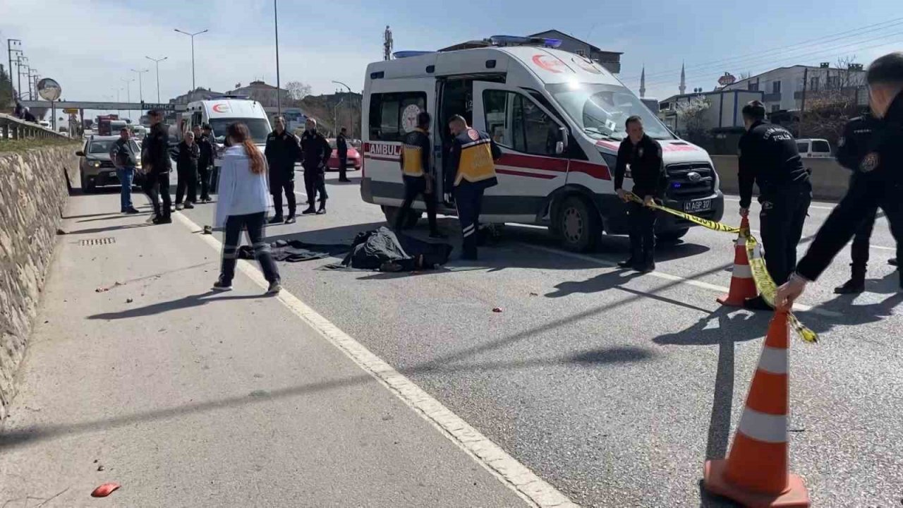 Motosiklet tır dorsesinin altına yuvarlandı, sürücü hayatını kaybetti
