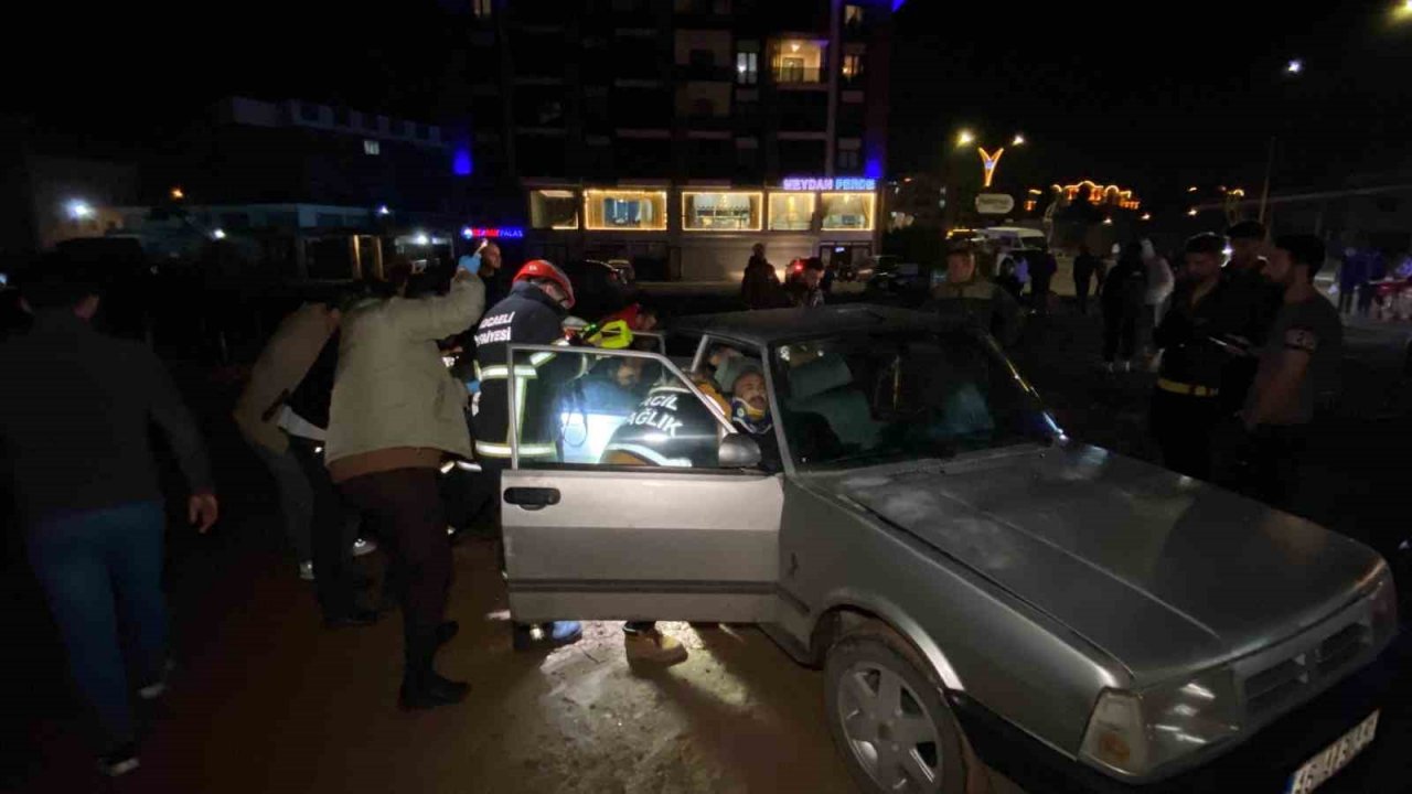 Evinin kapısını açtığı depremzedelerin kullandığı otomobille çarpıştı