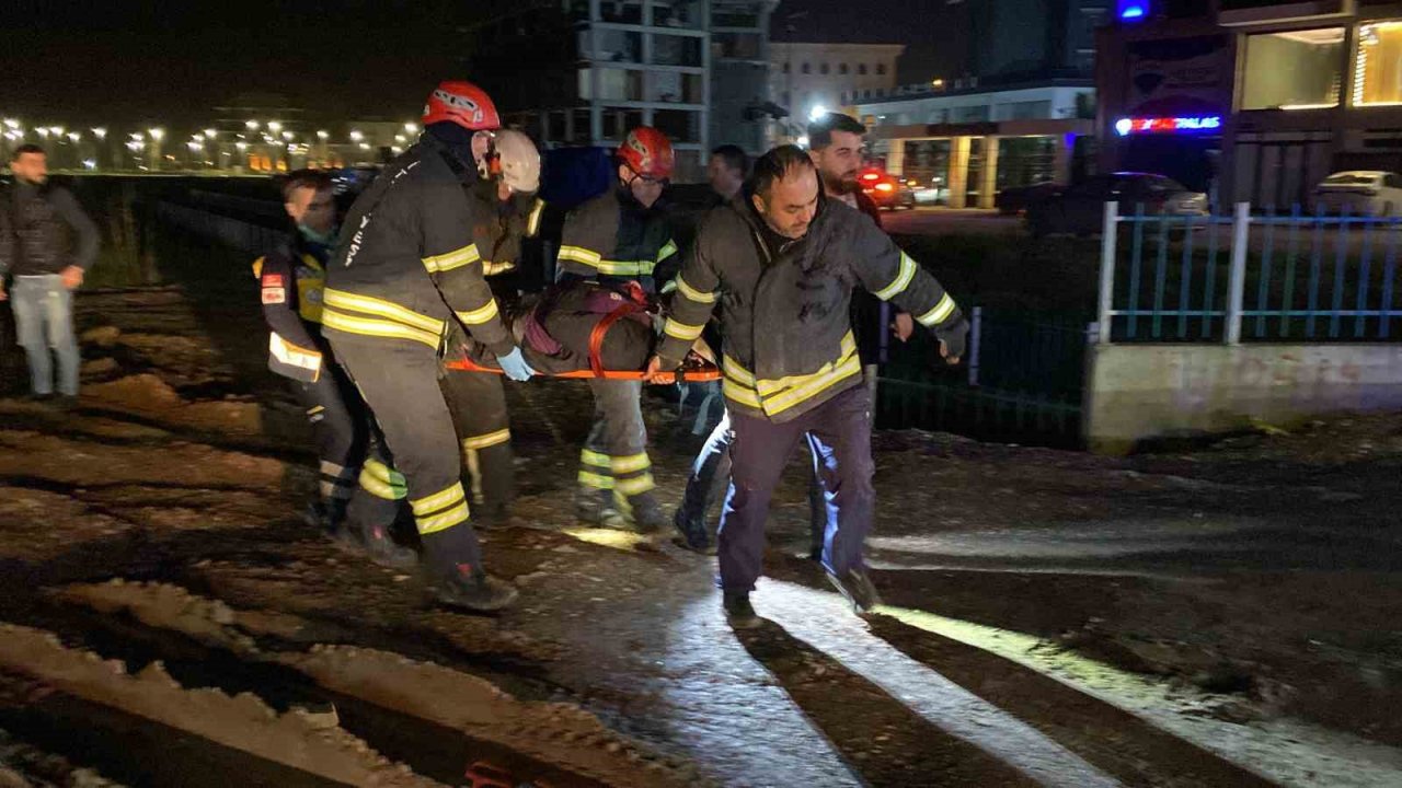 Evinin kapısını açtığı depremzedelerin kullandığı otomobille çarpıştı