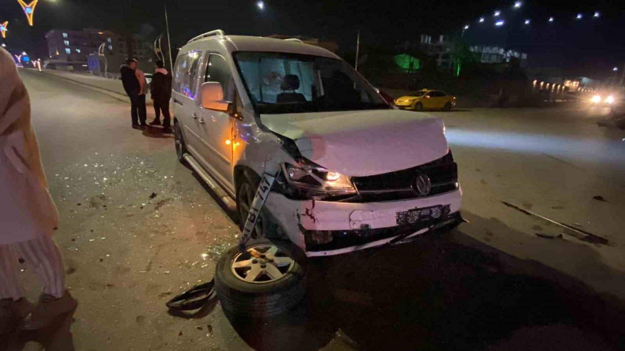 Evinin kapısını açtığı depremzedelerin kullandığı otomobille çarpıştı