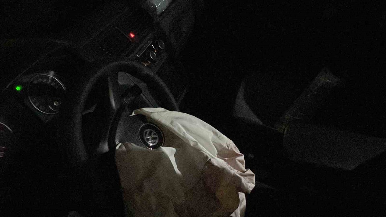 Evinin kapısını açtığı depremzedelerin kullandığı otomobille çarpıştı