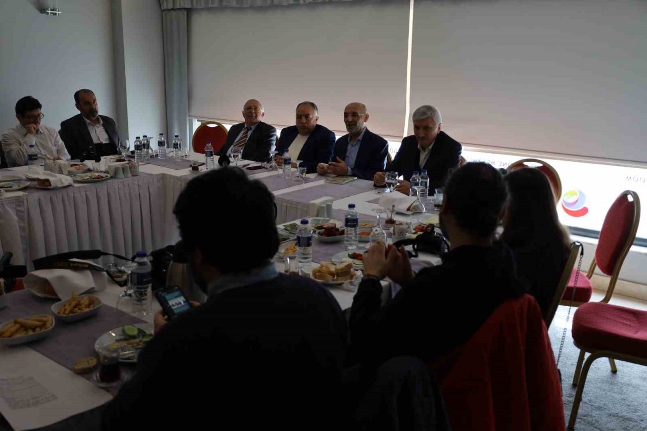 Milli görüşçülerden Saadet Partisi’ne ‘Oynanan oyunu görün’ uyarısı