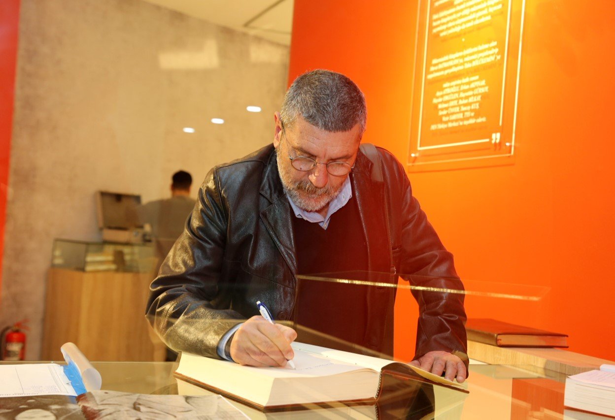 Küçükçekmece’deki İmzalı Kitaplar Müzesi’ne ünlü spor yorumcusu Cem Dizdar konuk oldu