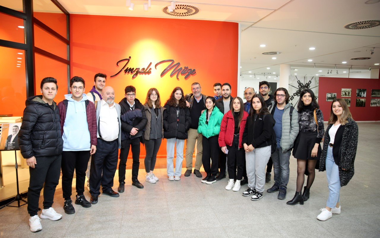 Küçükçekmece’deki İmzalı Kitaplar Müzesi’ne ünlü spor yorumcusu Cem Dizdar konuk oldu