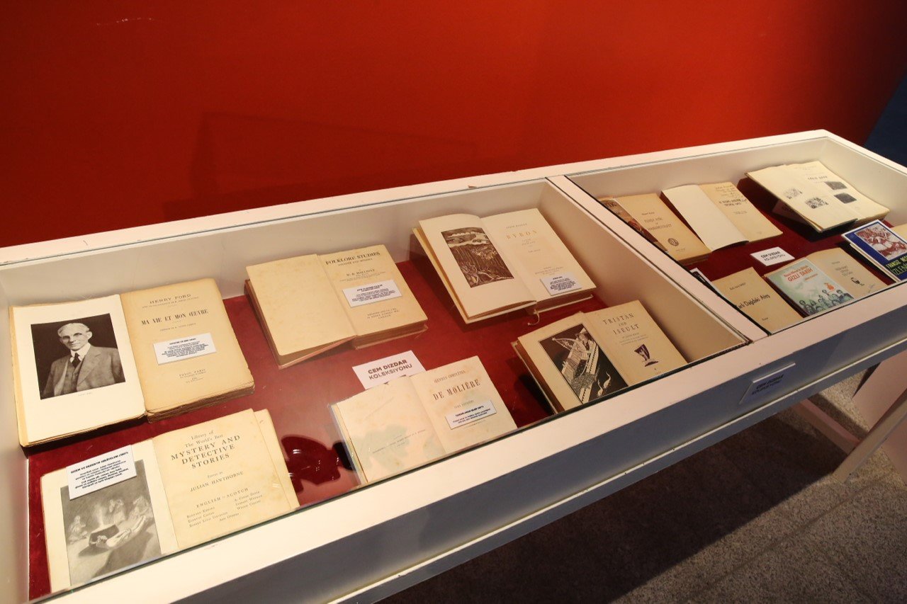 Küçükçekmece’deki İmzalı Kitaplar Müzesi’ne ünlü spor yorumcusu Cem Dizdar konuk oldu