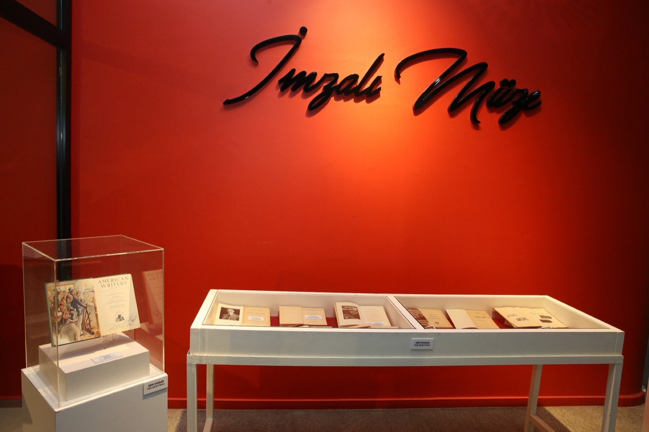 Küçükçekmece’deki İmzalı Kitaplar Müzesi’ne ünlü spor yorumcusu Cem Dizdar konuk oldu