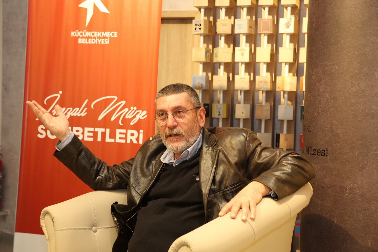 Küçükçekmece’deki İmzalı Kitaplar Müzesi’ne ünlü spor yorumcusu Cem Dizdar konuk oldu