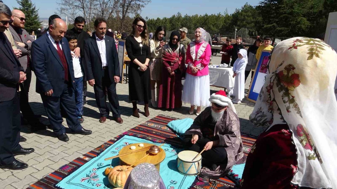 Roman kahramanlarına renkli anma