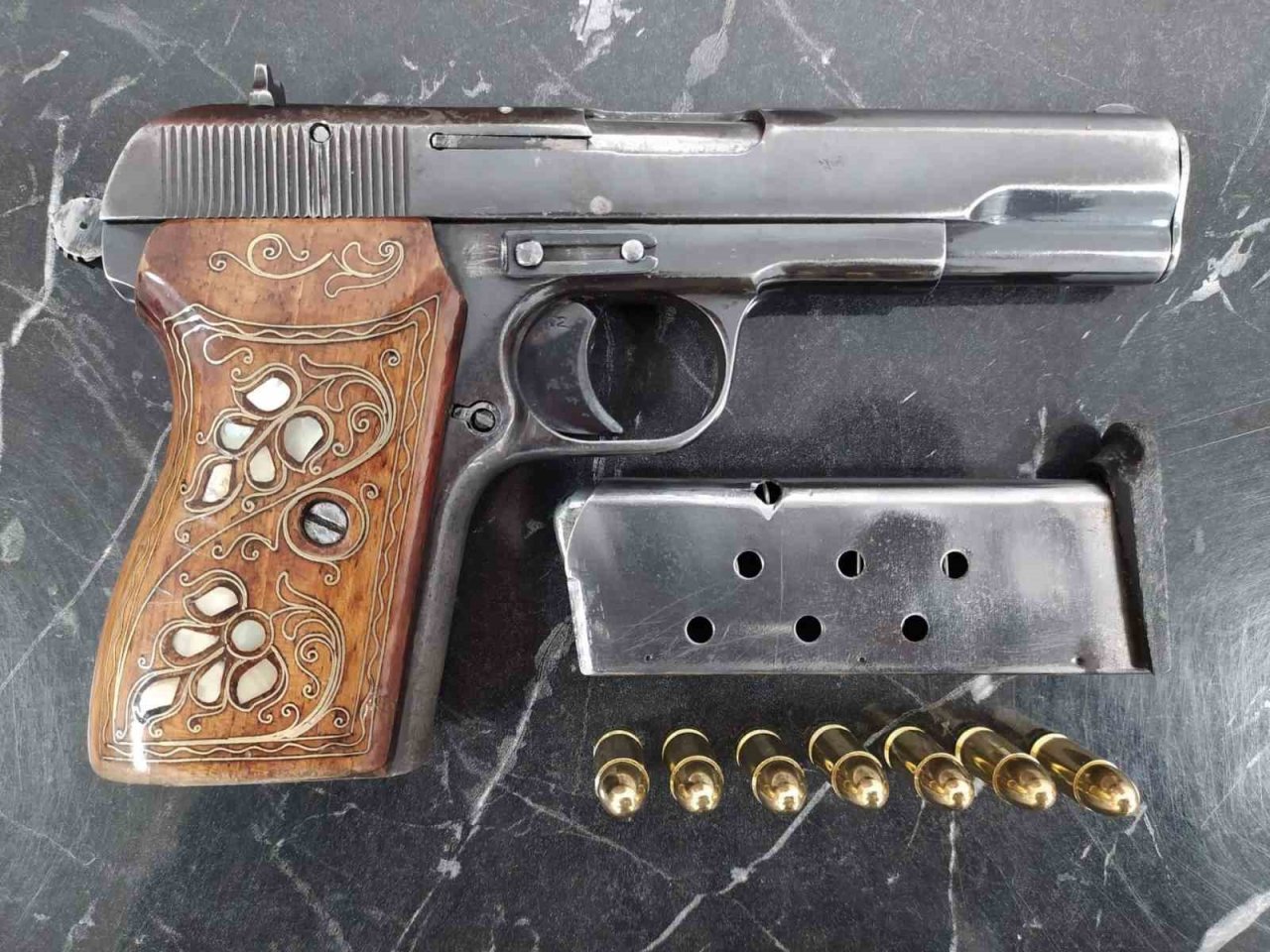 Kütahya’da yasa dışı silah ticareti yaptıkları iddiasıyla 5 şüpheli gözaltına alındı