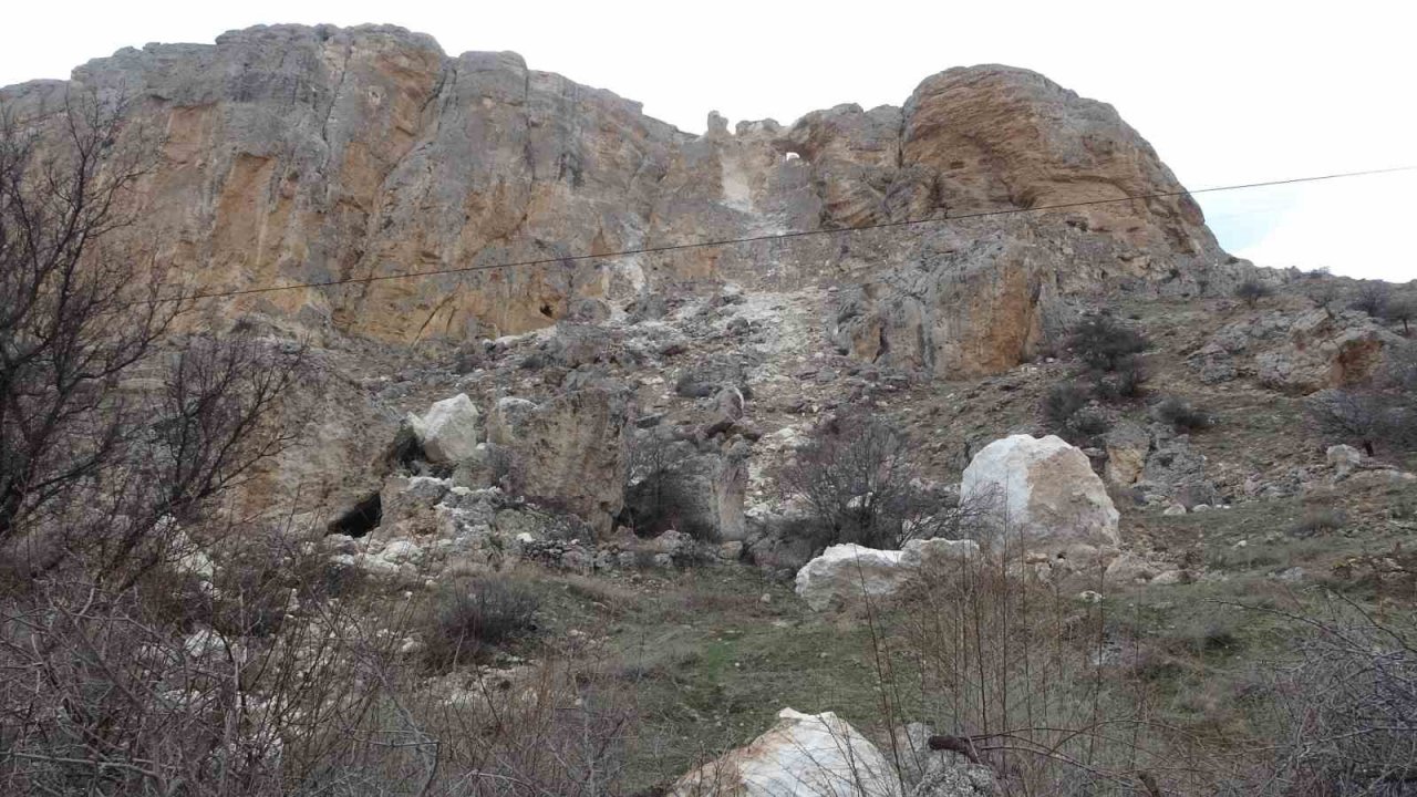 Depremzedeler dehşet anlarını anlattı: “Böyle bir şey görmedik, dağlar bölük bölük bölündü”