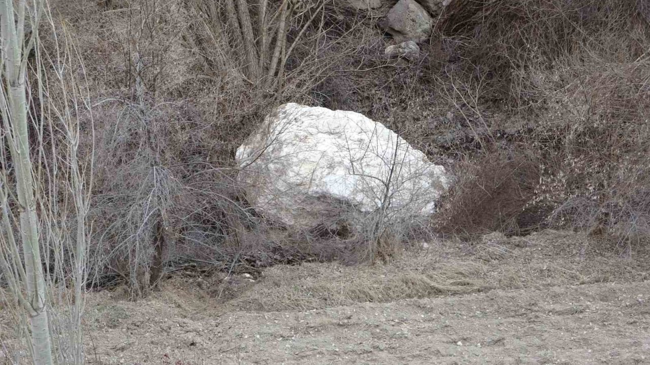 Depremzedeler dehşet anlarını anlattı: “Böyle bir şey görmedik, dağlar bölük bölük bölündü”