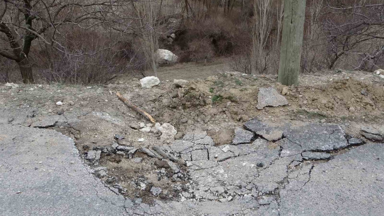 Depremzedeler dehşet anlarını anlattı: “Böyle bir şey görmedik, dağlar bölük bölük bölündü”