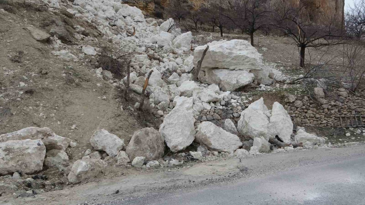 Depremzedeler dehşet anlarını anlattı: “Böyle bir şey görmedik, dağlar bölük bölük bölündü”