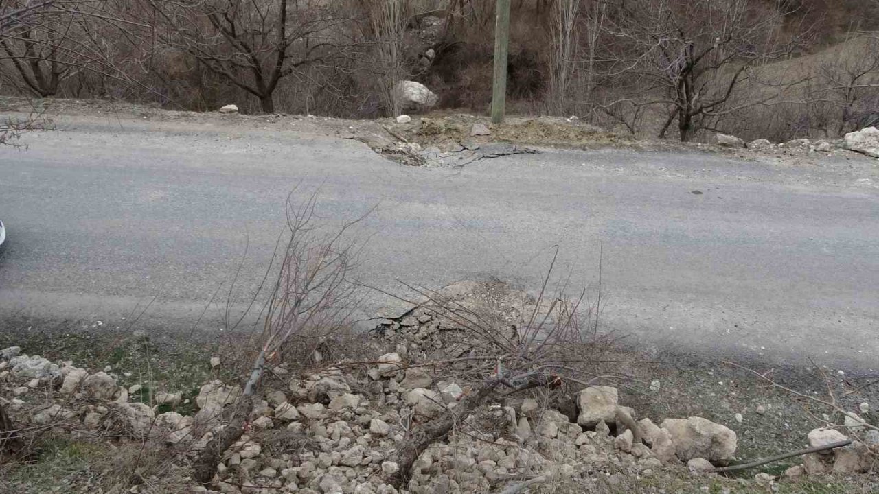 Depremzedeler dehşet anlarını anlattı: “Böyle bir şey görmedik, dağlar bölük bölük bölündü”